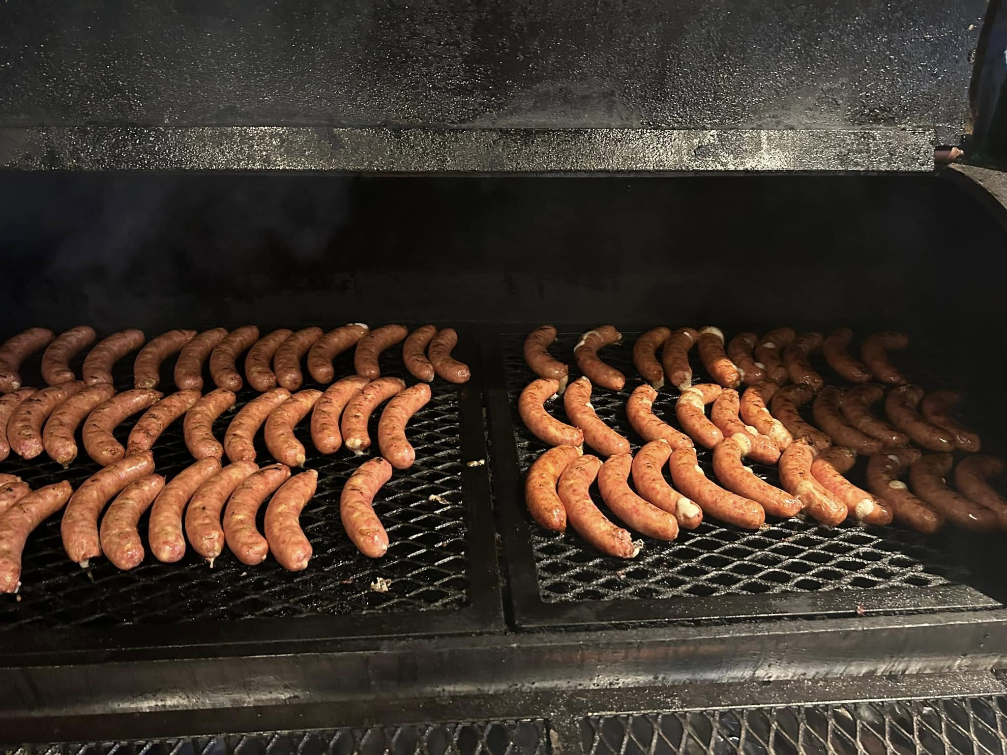 Des dizaines de saucisses dans le fumoir
